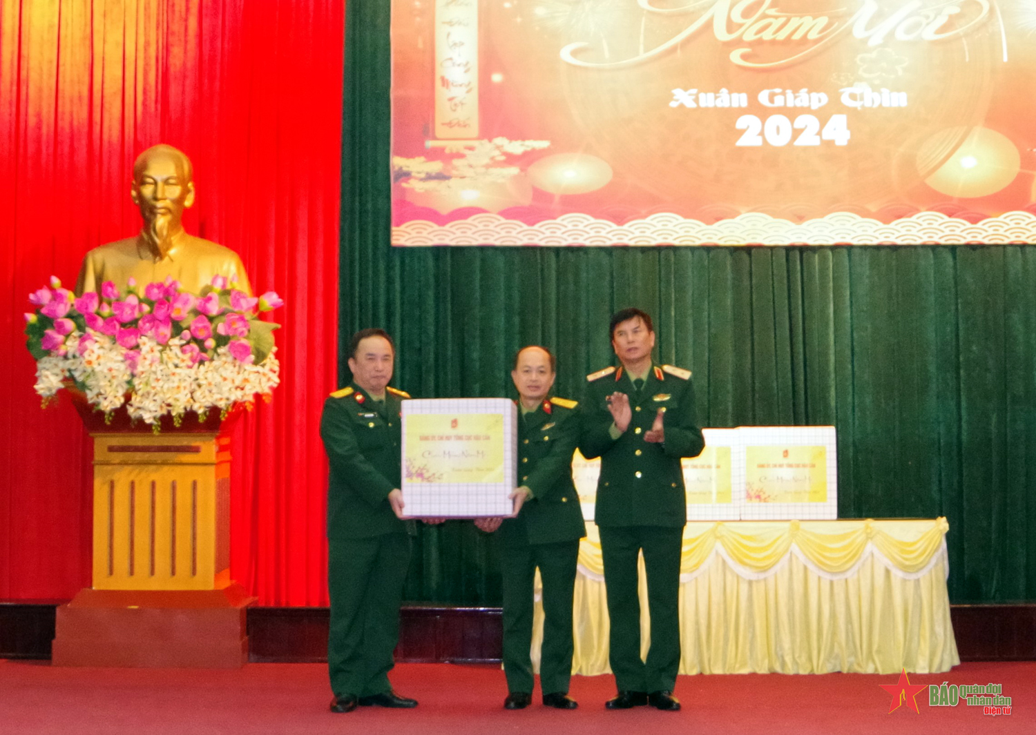 Trung tướng Đỗ Văn Thiện kiểm tra, chúc Tết Trường Cao đẳng Hậu cần 1