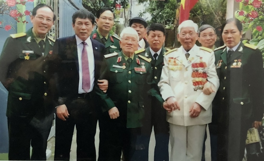Người anh hùng tuổi bách niên
