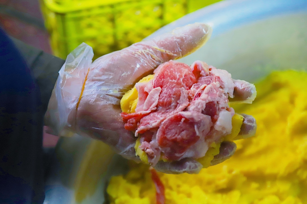Thịt lợn làm nhân bánh không quá nạc cũng không quá mỡ.