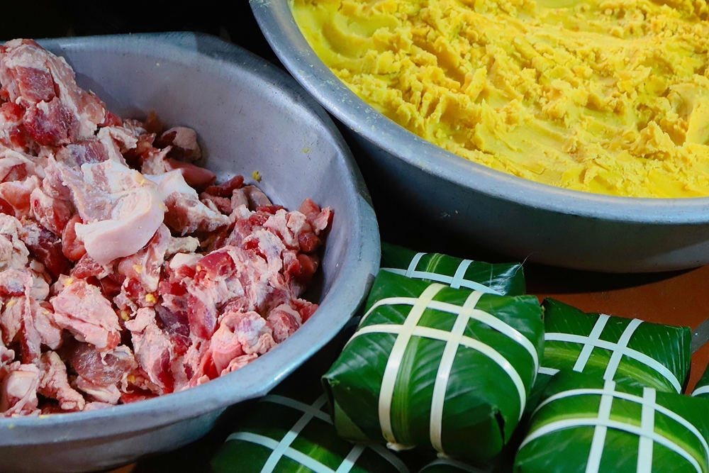 Thịt mỡ và đậu xanh đã góp phần không nhỏ vào việc làm nên thương hiệu bánh chưng làng Tranh Khúc.