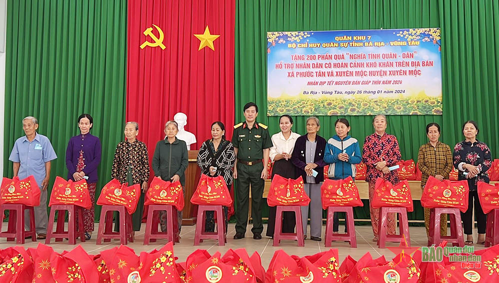 Bộ CHQS tỉnh Bà Rịa - Vũng Tàu trao quà tặng gia đình khó khăn tại huyện Xuyên Mộc