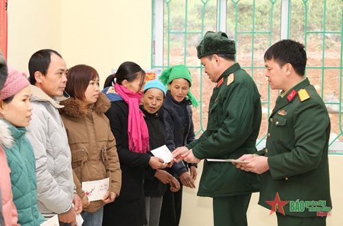 Quân khu 1: Trung tướng Dương Đình Thông tặng quà, chúc Tết gia đình chính sách trên địa bàn xã biên giới