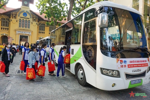“Chuyến xe đoàn viên” đưa sinh viên về quê đón Tết