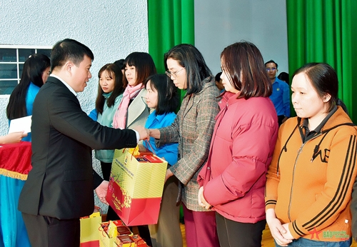 Chủ tịch Hội đồng Dân tộc của Quốc hội Y Thanh Hà Niê K’đăm tặng quà người lao động tỉnh Gia Lai