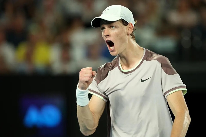 Jannik Sinner maakt dramatische comeback en wint voor het eerst de Australian Open
