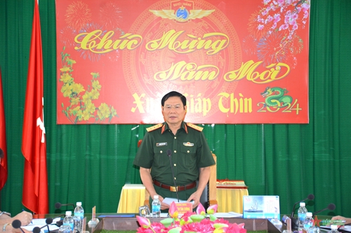 Thượng tướng Nguyễn Tân Cương kiểm tra sẵn sàng chiến đấu và chuẩn bị đón Tết tại một số đơn vị