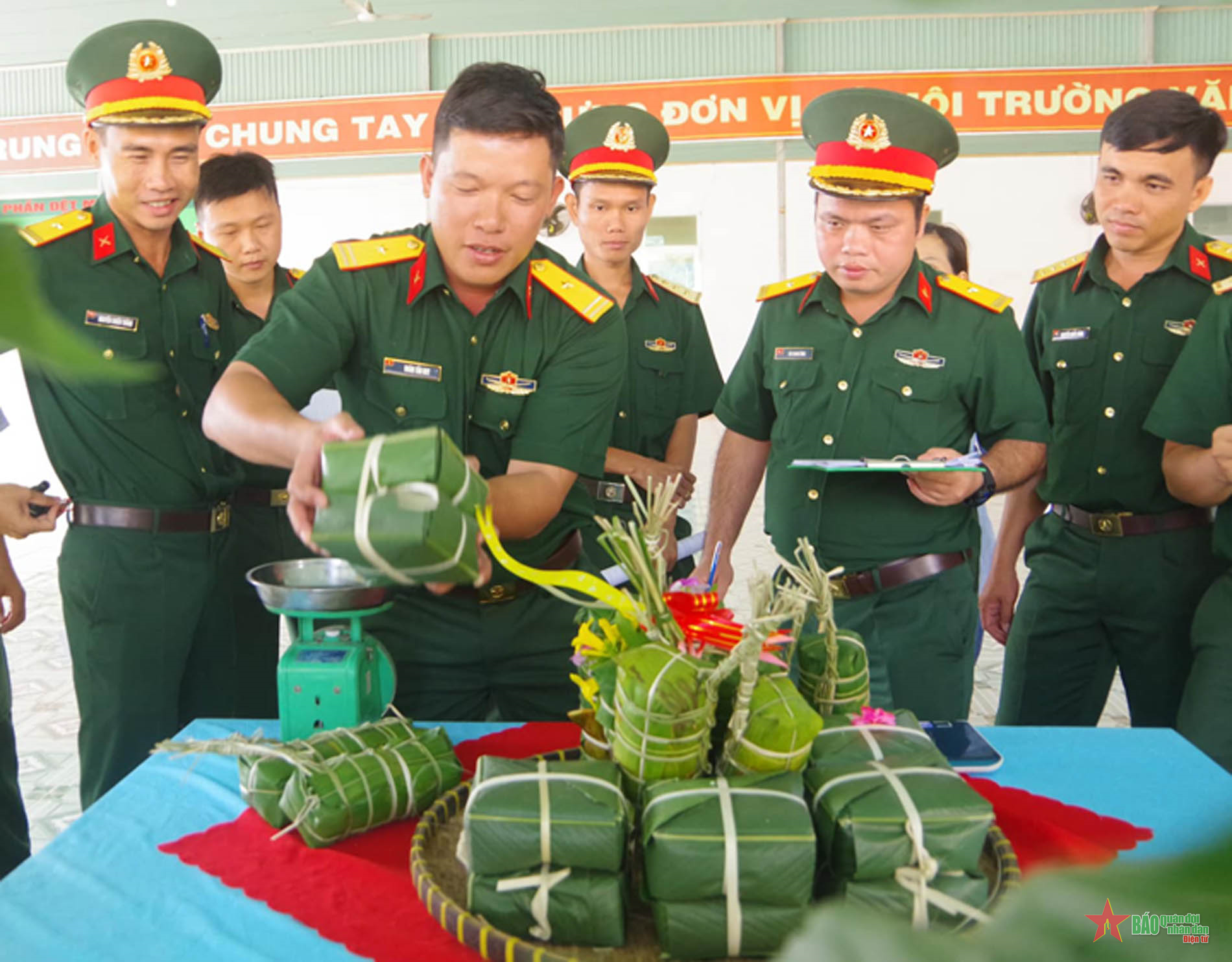 Sôi nổi hội thi gói, nấu bánh chưng