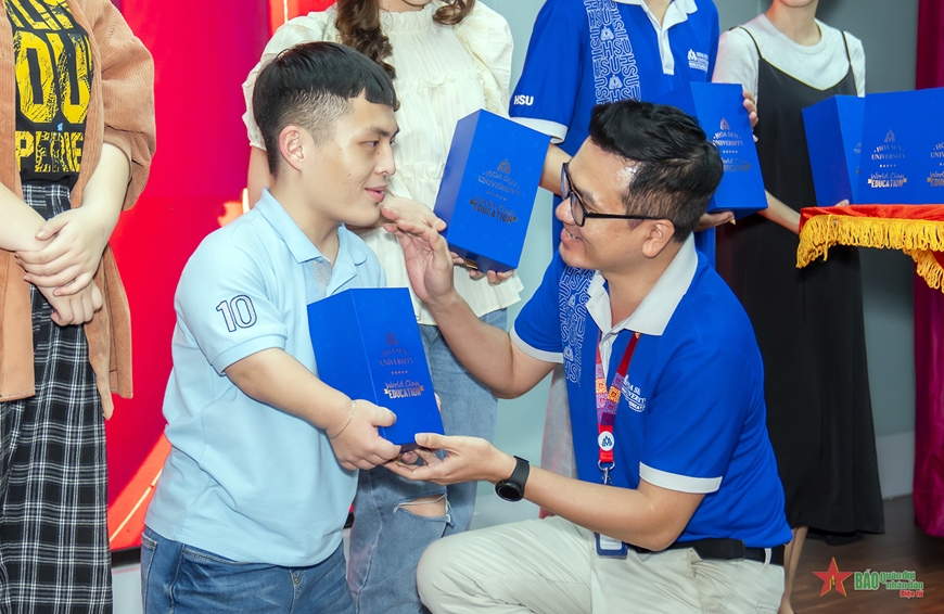 <a title="Báo Quân đội nhân dân | Tin tức quân đội, quốc phòng | Bảo vệ Tổ quốc" style="text-align:center;" href="https://www.qdnd.vn"><img src="https://file3.qdnd.vn/data/images/0/2021/08/11/linh/bannerv2.png" class="vllogo"></a>