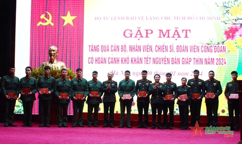 Bộ tư lệnh Bảo vệ Lăng Chủ tịch Hồ Chí Minh trao quà tặng đoàn viên có hoàn cảnh khó khăn ​