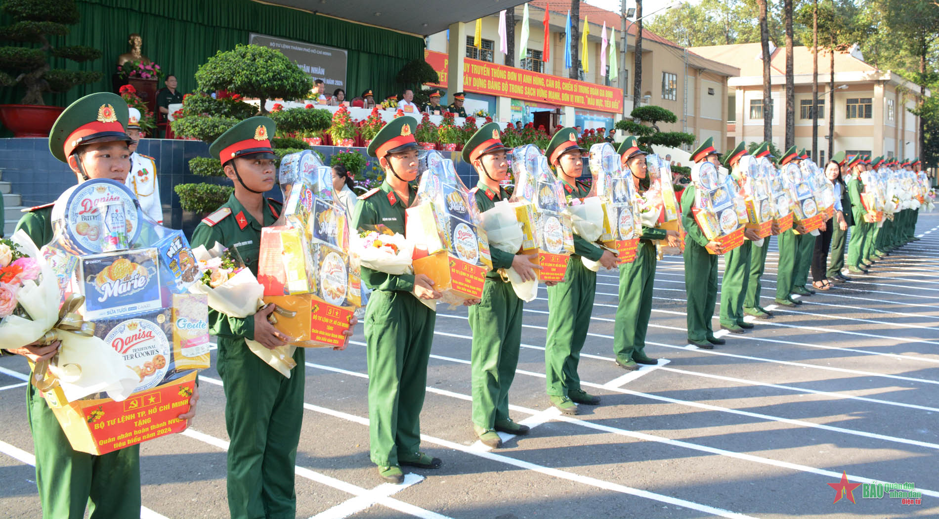 Bộ tư lệnh Thành phố Hồ Chí Minh tiễn quân nhân hoàn thành nghĩa vụ quân sự năm 2024