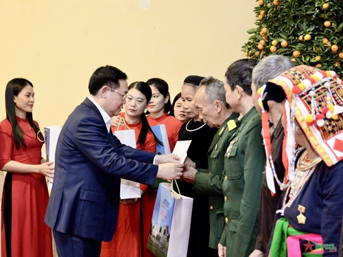 Chủ tịch Quốc hội Vương Đình Huệ trao quà Tết tặng gia đình chính sách, hộ nghèo, công nhân khó khăn tại Yên Bái