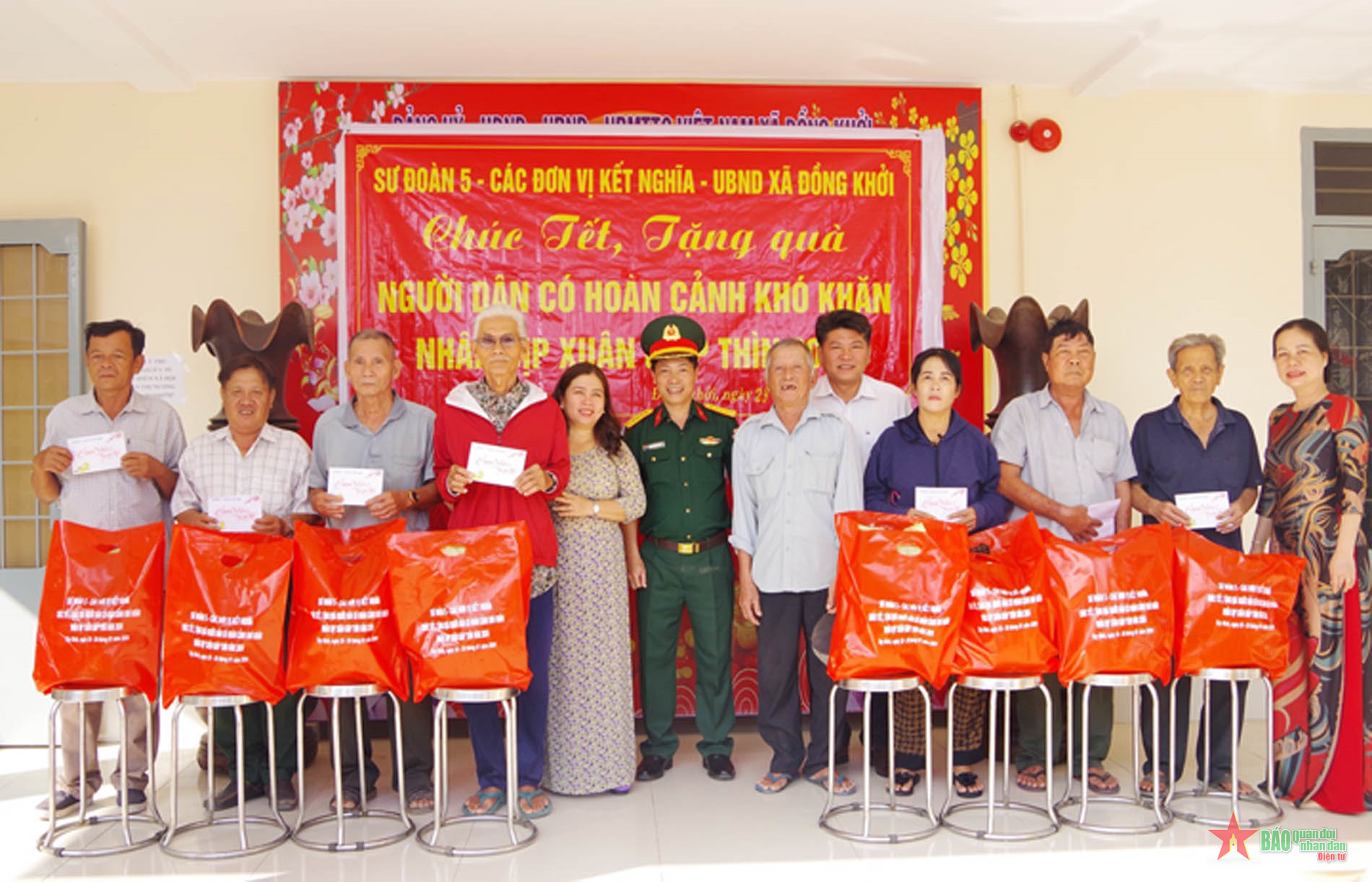 Sư đoàn 5 (Quân khu 7) phối hợp tặng quà Tết người dân khó khăn