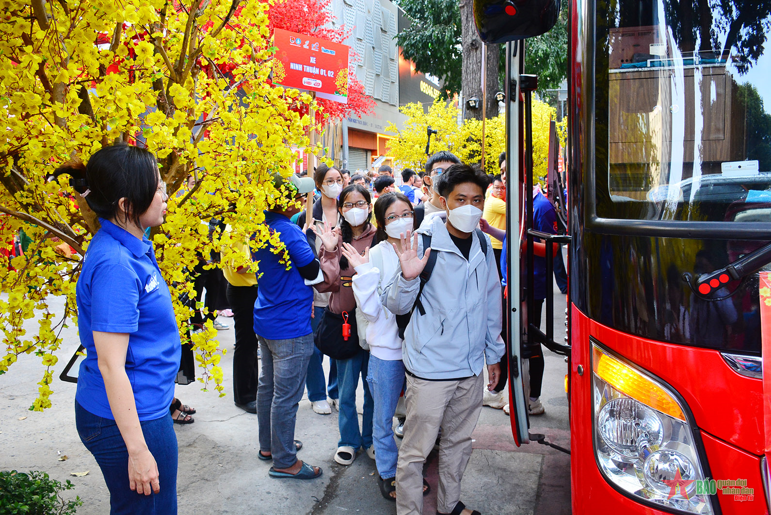 Thành phố Hồ Chí Minh: Đưa 2.200 sinh viên, người lao động về quê đón Tết