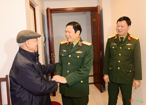Thượng tướng Nguyễn Tân Cương chúc Tết nguyên lãnh đạo Bộ Quốc phòng