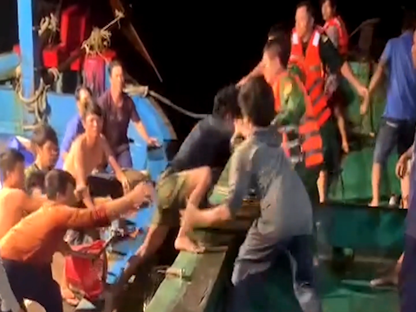 Bộ đội Biên phòng tỉnh Bà Rịa-Vũng Tàu: Tiếp nhận 12 thuyền viên nước ngoài bị nạn trên biển