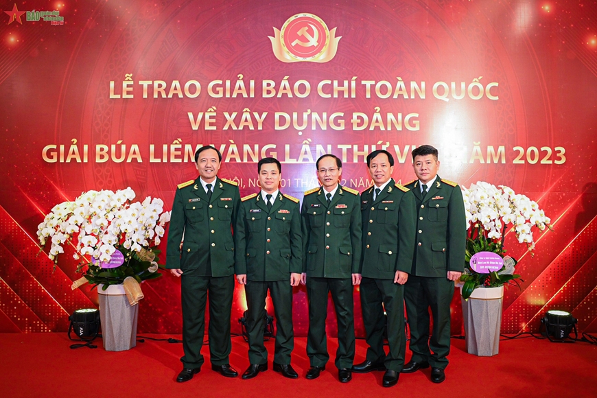 <a title="Báo Quân đội nhân dân | Tin tức quân đội, quốc phòng | Bảo vệ Tổ quốc" style="text-align:center;" href="https://www.qdnd.vn"><img src="https://file3.qdnd.vn/data/images/0/2021/08/11/linh/bannerv2.png" class="vllogo"></a>