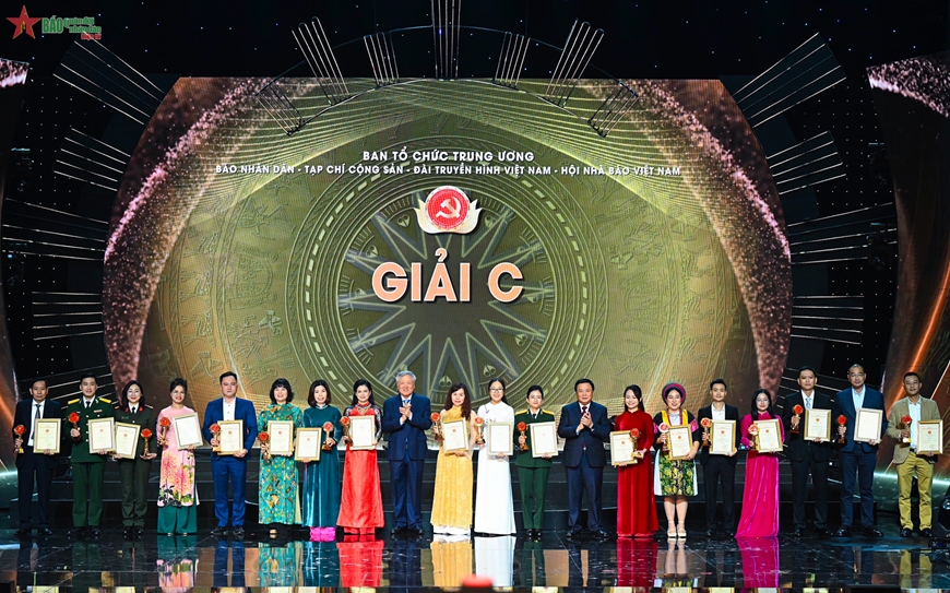 <a title="Báo Quân đội nhân dân | Tin tức quân đội, quốc phòng | Bảo vệ Tổ quốc" style="text-align:center;" href="https://www.qdnd.vn"><img src="https://file3.qdnd.vn/data/images/0/2021/08/11/linh/bannerv2.png" class="vllogo"></a>