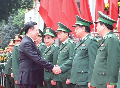 Chủ tịch Quốc hội Vương Đình Huệ thăm, chúc Tết tại Bộ tư lệnh Bộ đội Biên phòng