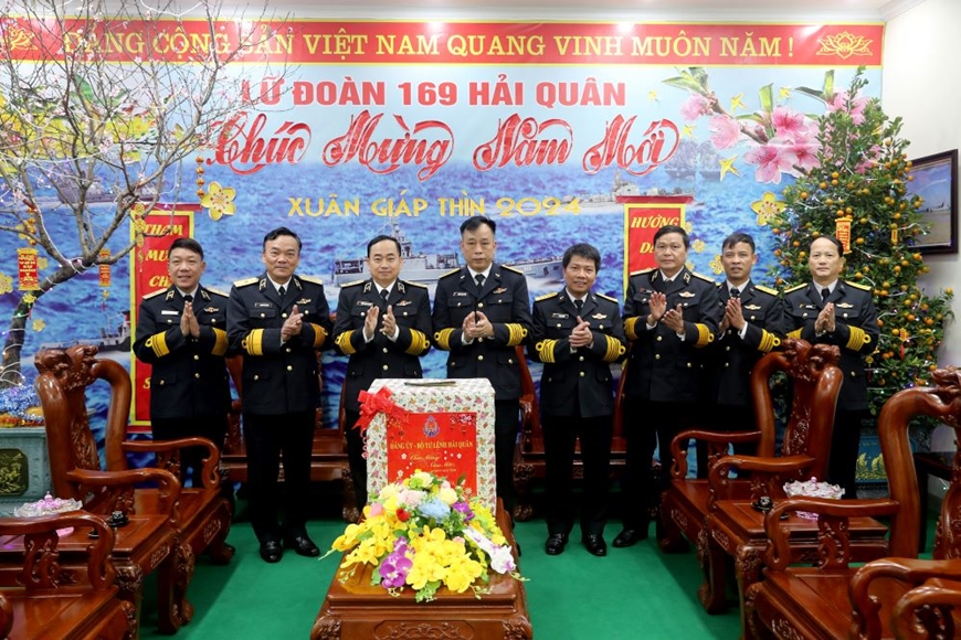 <a title="Báo Quân đội nhân dân | Tin tức quân đội, quốc phòng | Bảo vệ Tổ quốc" style="text-align:center;" data-cke-saved-href="https://www.qdnd.vn" href="https://www.qdnd.vn"><img data-cke-saved-src="https://file3.qdnd.vn/data/images/0/2021/08/11/linh/bannerv2.png" src="https://file3.qdnd.vn/data/images/0/2021/08/11/linh/bannerv2.png" class="vllogo"></a> <a title="Báo Quân đội nhân dân | Tin tức quân đội, quốc phòng | Bảo vệ Tổ quốc" style="text-align:center;" data-cke-saved-href="https://www.qdnd.vn" href="https://www.qdnd.vn"><img data-cke-saved-src="https://file3.qdnd.vn/data/images/0/2021/08/11/linh/bannerv2.png" src="https://file3.qdnd.vn/data/images/0/2021/08/11/linh/bannerv2.png" class="vllogo"></a>