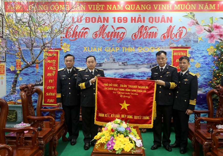 <a title="Báo Quân đội nhân dân | Tin tức quân đội, quốc phòng | Bảo vệ Tổ quốc" style="text-align:center;" data-cke-saved-href="https://www.qdnd.vn" href="https://www.qdnd.vn"><img data-cke-saved-src="https://file3.qdnd.vn/data/images/0/2021/08/11/linh/bannerv2.png" src="https://file3.qdnd.vn/data/images/0/2021/08/11/linh/bannerv2.png" class="vllogo"></a> <a title="Báo Quân đội nhân dân | Tin tức quân đội, quốc phòng | Bảo vệ Tổ quốc" style="text-align:center;" data-cke-saved-href="https://www.qdnd.vn" href="https://www.qdnd.vn"><img data-cke-saved-src="https://file3.qdnd.vn/data/images/0/2021/08/11/linh/bannerv2.png" src="https://file3.qdnd.vn/data/images/0/2021/08/11/linh/bannerv2.png" class="vllogo"></a>