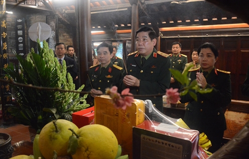 Trung tướng Nguyễn Văn Gấu dâng hương tưởng niệm Đại tướng Nguyễn Chí Thanh