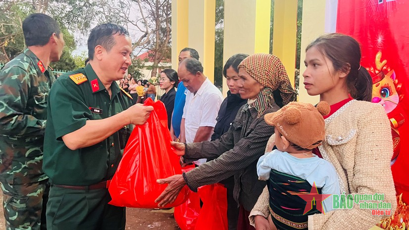 Binh đoàn 16 tổ chức “Tết sum vầy - Xuân chia sẻ” Thắm tình quân dân 