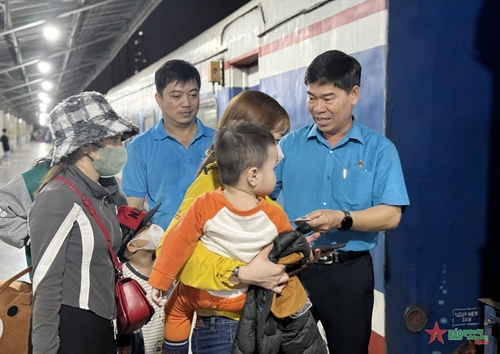 “Chuyến tàu mùa xuân” đưa hơn 160 gia đình đoàn viên công đoàn về quê đón Tết