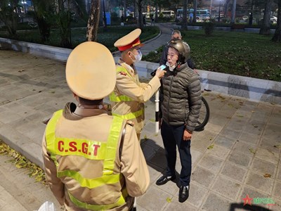 Gallery - 	Công an Hà Nội ra quân tăng cường kiểm tra nồng độ cồn dịp Tết 2024