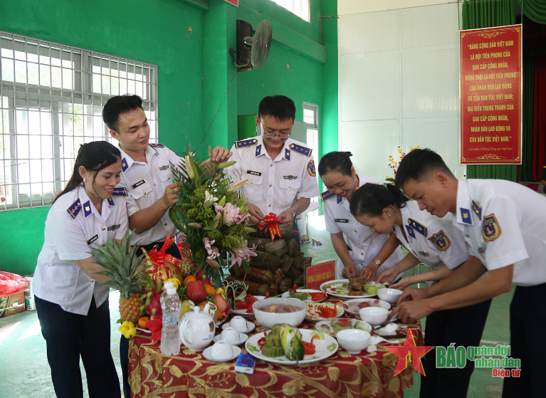 <a title="Báo Quân đội nhân dân | Tin tức quân đội, quốc phòng | Bảo vệ Tổ quốc" style="text-align:center;" href="https://www.qdnd.vn"><img src="https://file3.qdnd.vn/data/images/0/2021/08/11/linh/bannerv2.png" class="vllogo"></a>