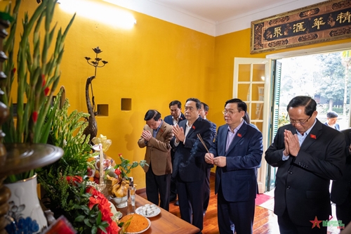 Chủ tịch Quốc hội Vương Đình Huệ thắp hương tưởng nhớ Chủ tịch Hồ Chí Minh tại Nhà 67