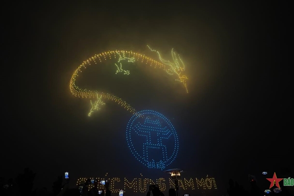 Rực rỡ đêm tổng duyệt lễ hội ánh sáng nghệ thuật Hà Nội tại Hồ Tây