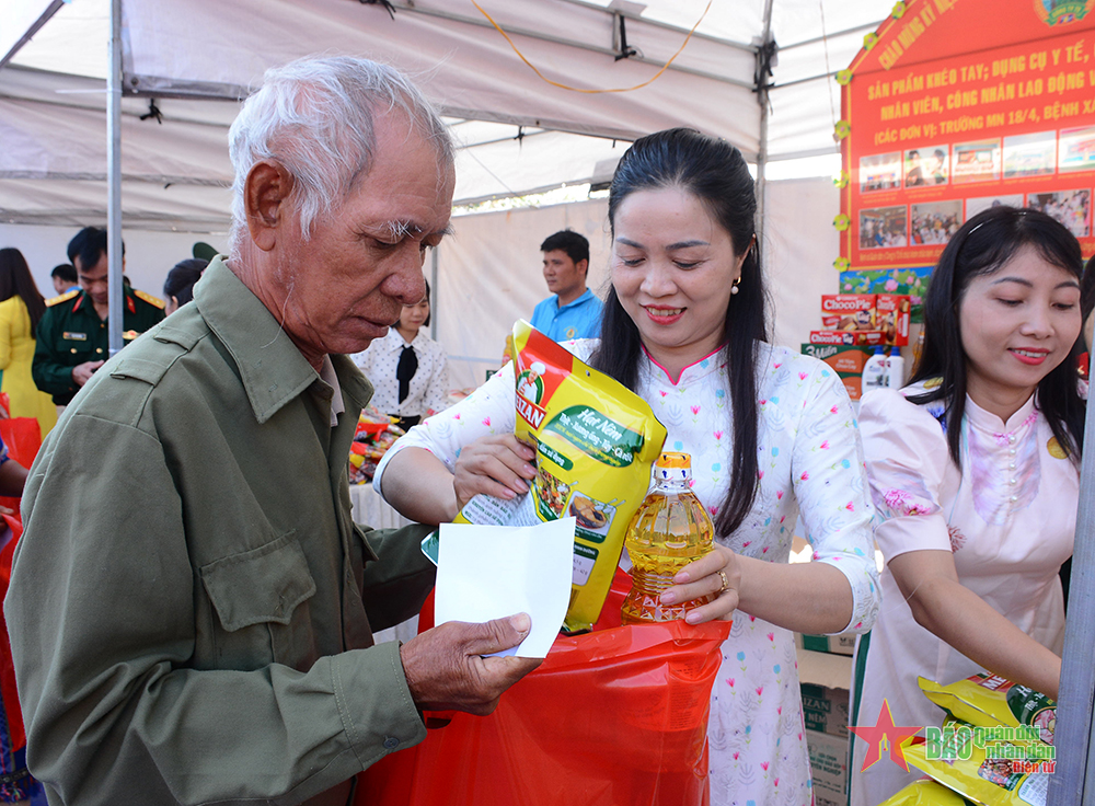 Tết đủ đầy ở nơi đơn vị đóng quân