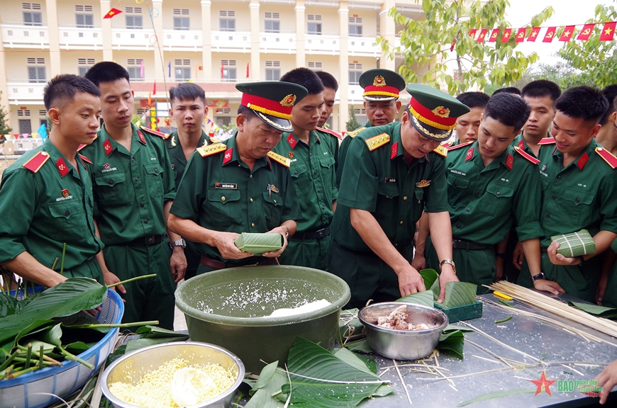 Học viên Trường Sĩ quan Công binh vui xuân không quên nhiệm vụ