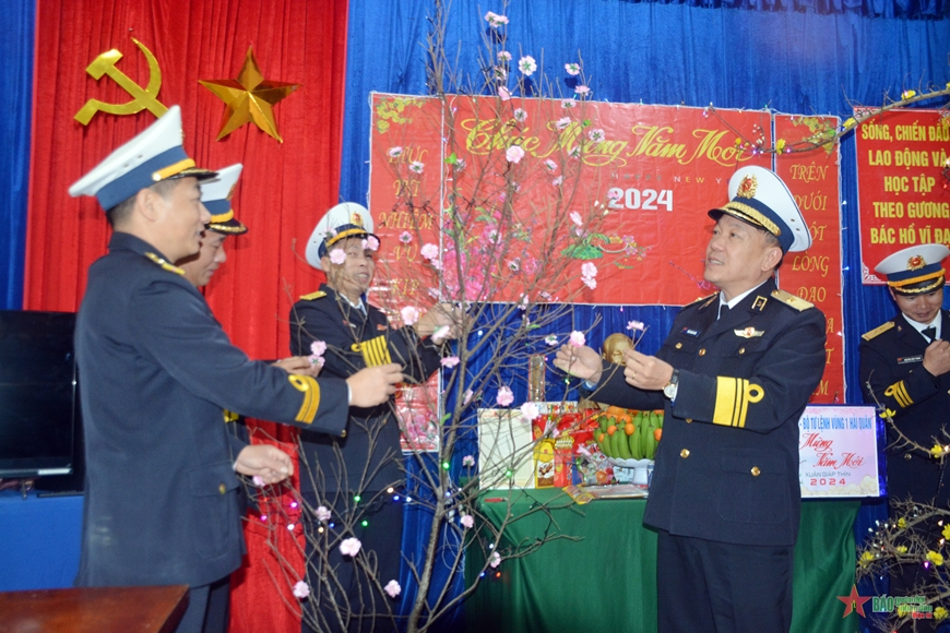 Lính đảo trên biển vùng Đông Bắc đón xuân sớm