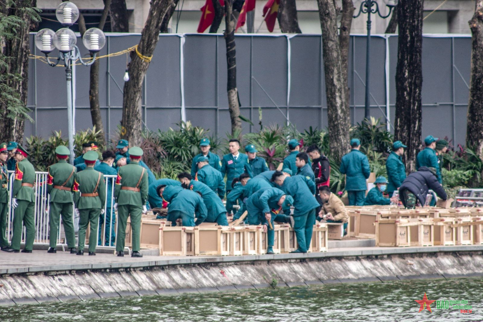 Trận địa pháo hoa tầm cao ở Hồ Gươm đã sẵn sàng chào năm mới Giáp Thìn 2024