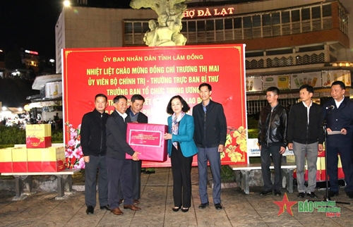 Đồng chí Trương Thị Mai chúc Tết, tặng quà công nhân, người lao động Công ty cổ phần dịch vụ đô thị Đà Lạt