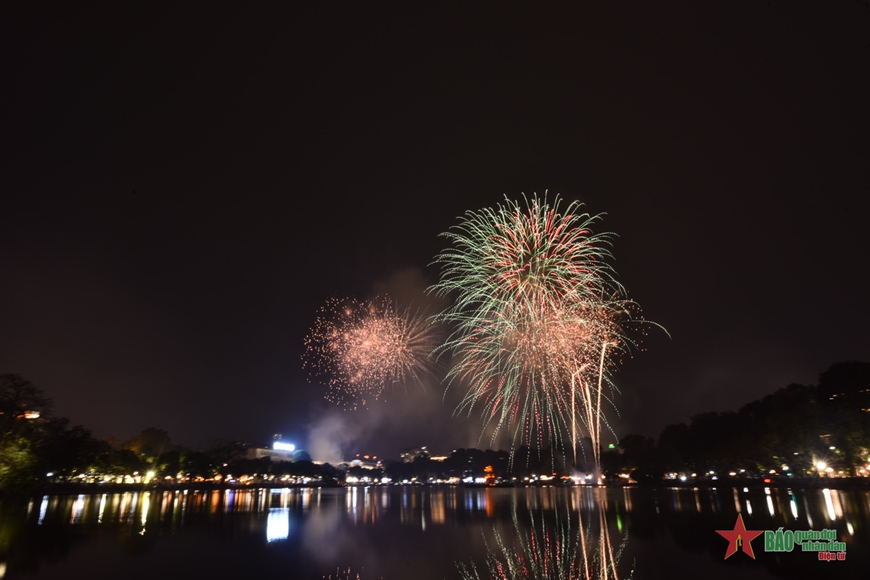 View - 	Những hình ảnh pháo hoa rực rỡ đón năm mới tại hồ Hoàn Kiếm