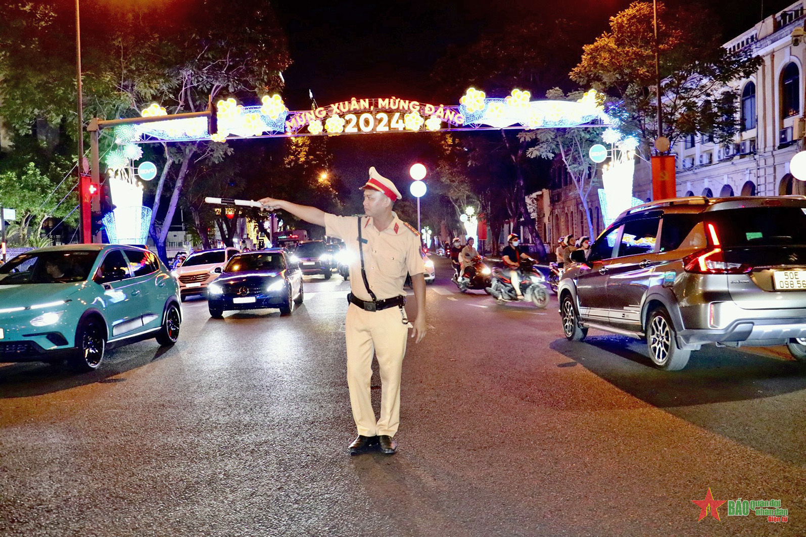 Cảnh sát giao thông TP Hồ Chí Minh làm việc xuyên Tết phục vụ nhân dân 