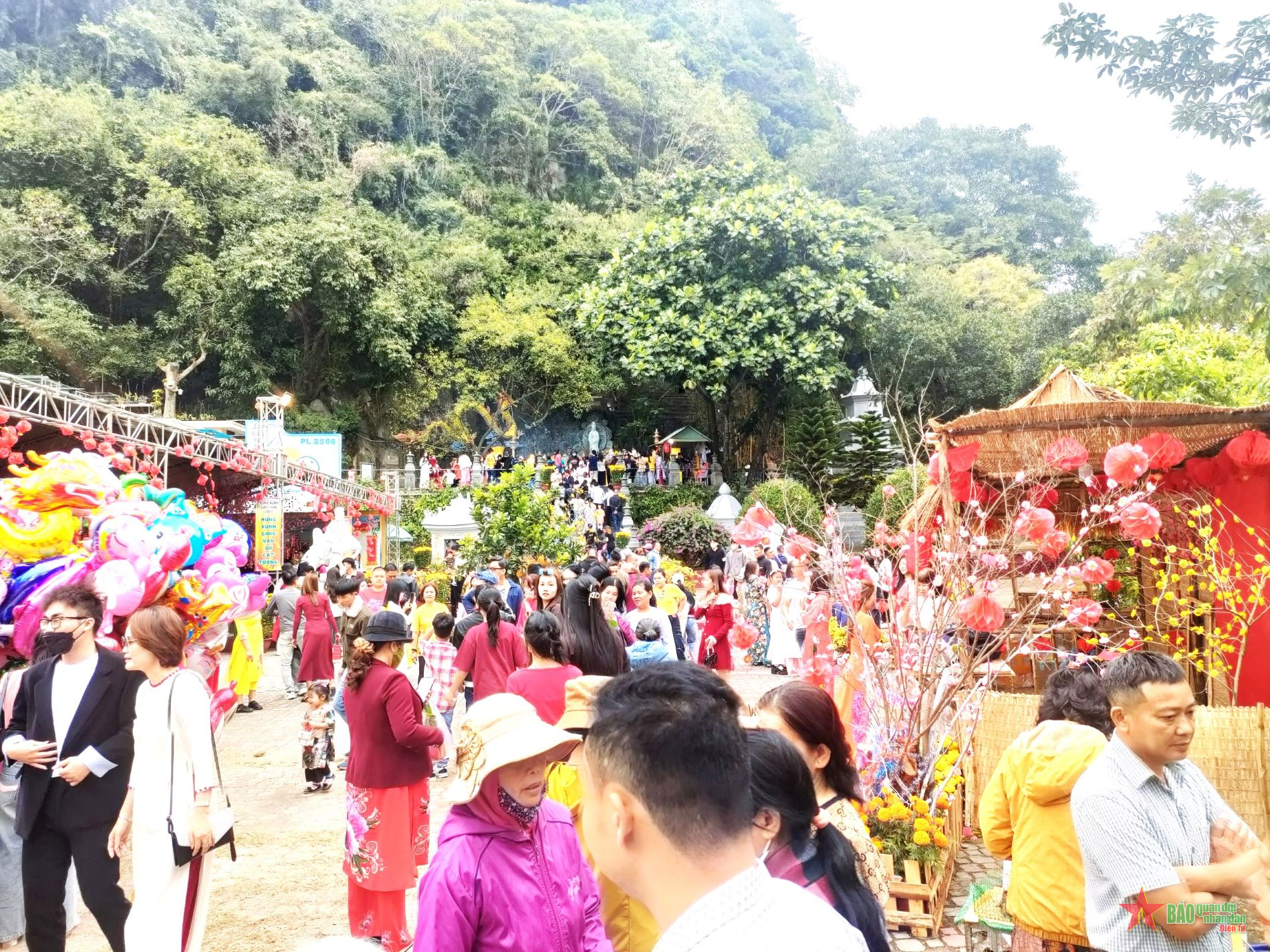 Người dân Đà Nẵng nô nức đi lễ chùa, du xuân ngày đầu năm mới