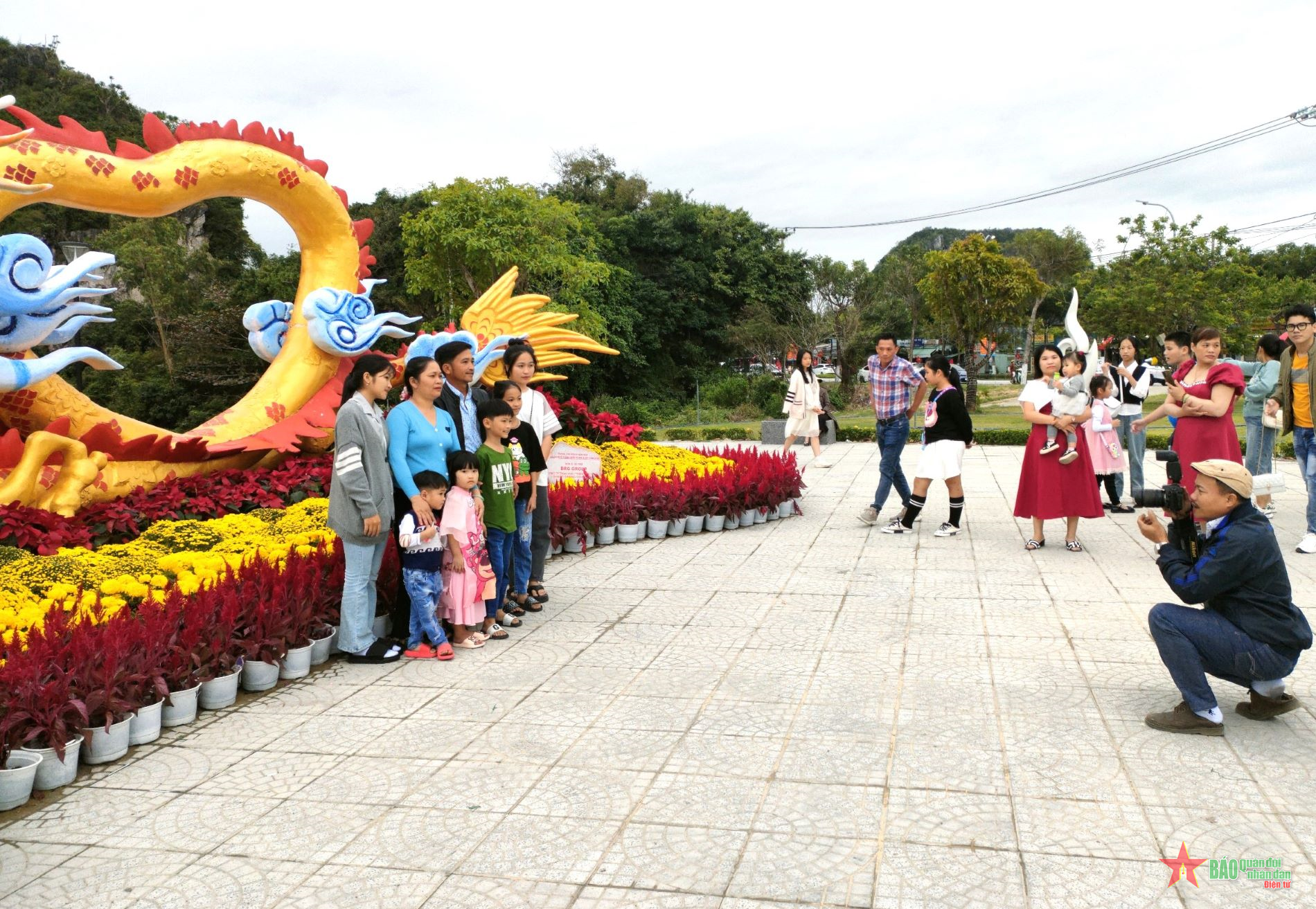 Người dân Đà Nẵng nô nức đi lễ chùa, du xuân ngày đầu năm mới 