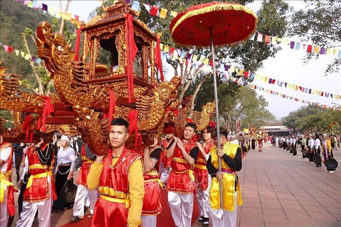 Hòa Bình: Hàng nghìn du khách tham dự Lễ hội Chùa Tiên