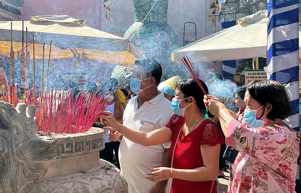 Người dân Đồng Nai đi lễ chùa cầu may dịp năm mới