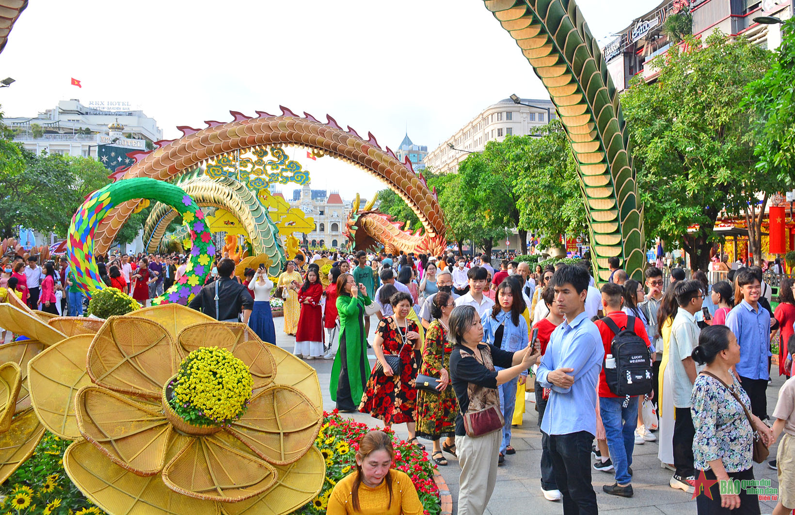 Hơn 1,2 triệu lượt khách thưởng lãm Đường hoa Nguyễn Huệ Tết Giáp Thìn 2024