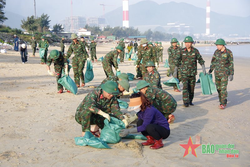 Thu gom, xử lý sự cố tràn dầu tại xã Kỳ Lợi, thị xã Kỳ Anh, tỉnh Hà Tĩnh