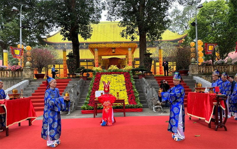 Hoàng thành Thăng Long tổ chức dâng hương, khai xuân