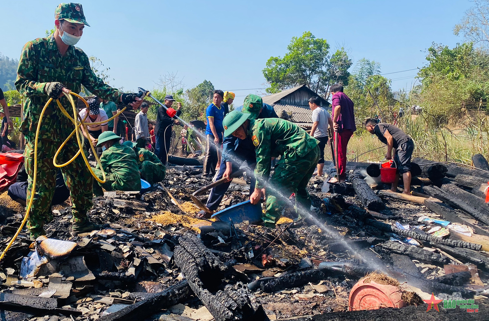 Điện Biên: Đồn Biên phòng Na Cô Sa hỗ trợ gia đình bị hỏa hoạn