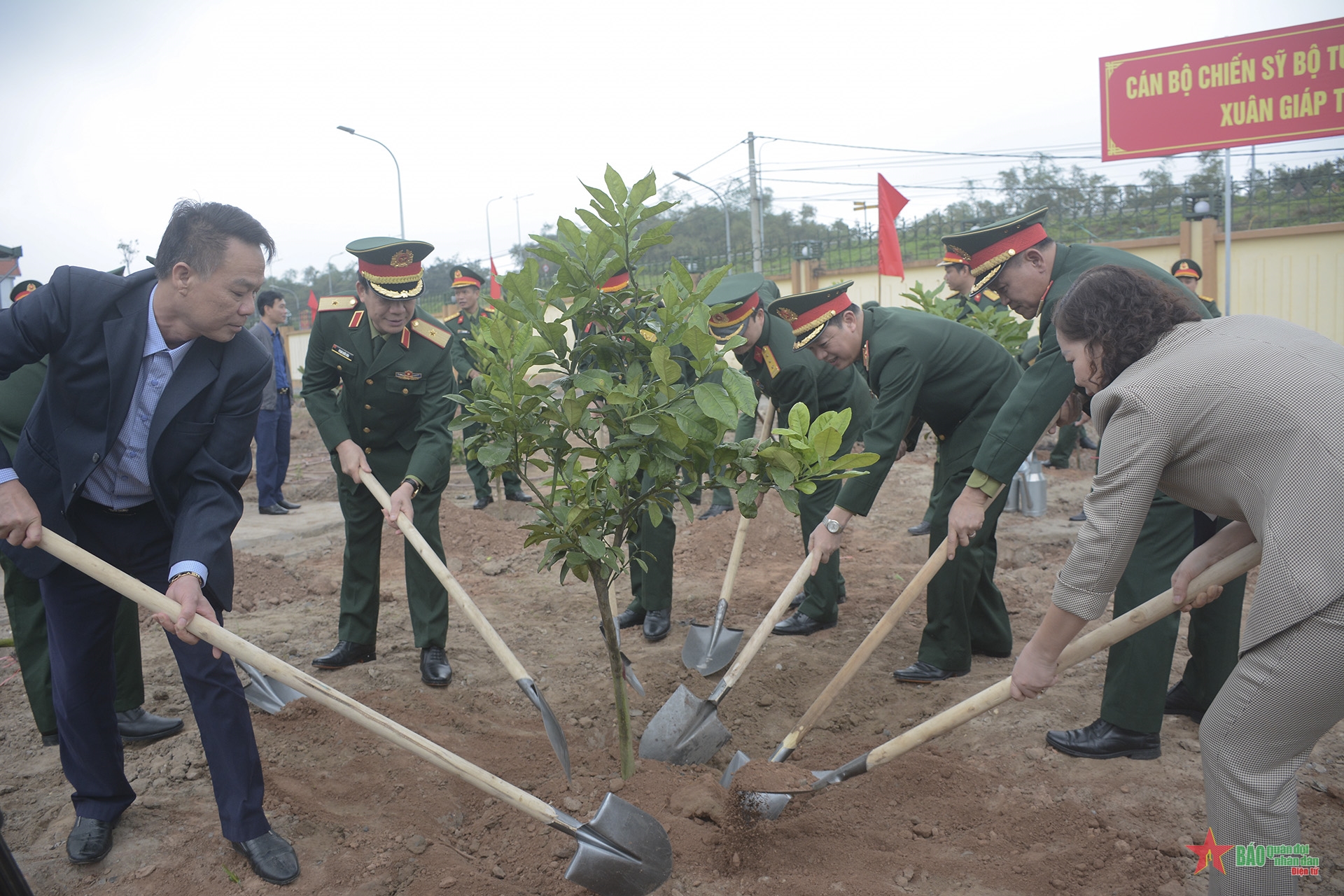 Nhấn vào ảnh để phóng to <a title="Báo Quân đội nhân dân | Tin tức quân đội, quốc phòng | Bảo vệ Tổ quốc" style="text-align:center;" href="https://www.qdnd.vn"><img src="https://file3.qdnd.vn/data/images/0/2021/08/11/linh/bannerv2.png?w=1130" class="vllogo"></a>