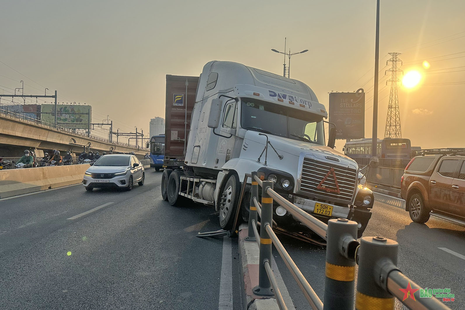 Thành phố Hồ Chí Minh: Khẩn trương di dời xe đầu kéo bị tai nạn trên cầu Sài Gòn