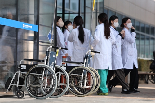 Hàn Quốc khẩn trương ứng phó làn sóng bác sĩ nghỉ việc

