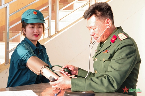 Khám sức khỏe nữ dân quân phục vụ Diễu binh kỷ niệm 70 năm Chiến thắng Điện Biên Phủ